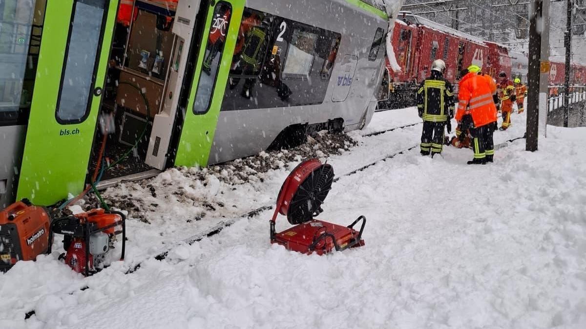 Uno de los heridos fue evacuado al hospital de Sion, la capital cantonal, mientras que los otros cuatro fueron atendidos en el lugar del accidente.