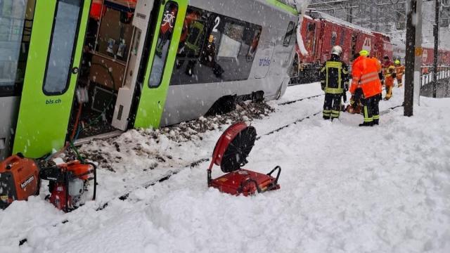 Uno de los heridos fue evacuado al hospital de Sion, la capital cantonal, mientras que los otros cuatro fueron atendidos en el lugar del accidente.