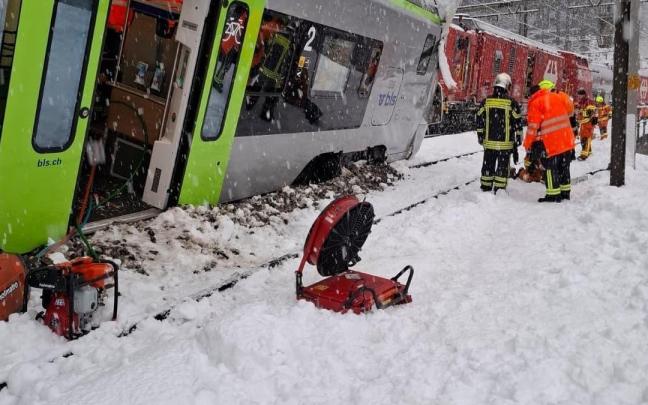 Uno de los heridos fue evacuado al hospital de Sion, la capital cantonal, mientras que los otros cuatro fueron atendidos en el lugar del accidente.