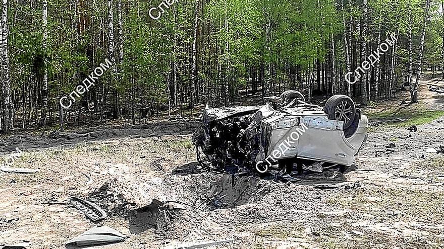 Imágenes de televisión en las que se muestra cómo quedó el coche del escritor y político ruso Zajar Prilepin tras el atentado. | FOTO: AFP