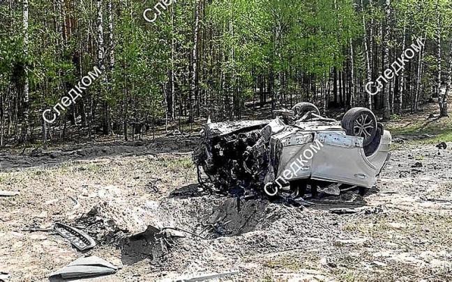 Imágenes de televisión en las que se muestra cómo quedó el coche del escritor y político ruso Zajar Prilepin tras el atentado. | FOTO: AFP