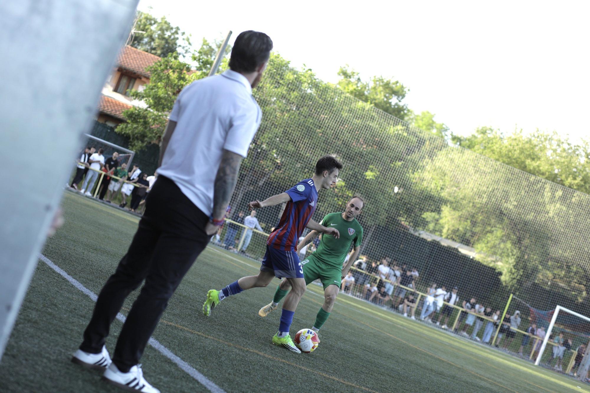 Derio y Leioa disputan el balón en Ibaiondo ante la atenta mirada del técnico local, Iker Muniain. / NATALIA ZAMORA