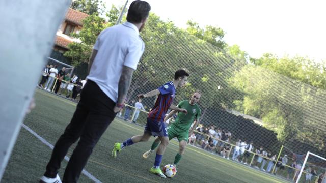 Derio y Leioa disputan el balón en Ibaiondo ante la atenta mirada del técnico local, Iker Muniain. / NATALIA ZAMORA