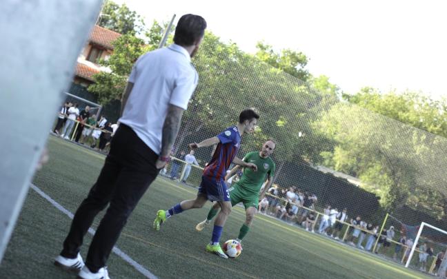 Derio y Leioa disputan el balón en Ibaiondo ante la atenta mirada del técnico local, Iker Muniain. / NATALIA ZAMORA