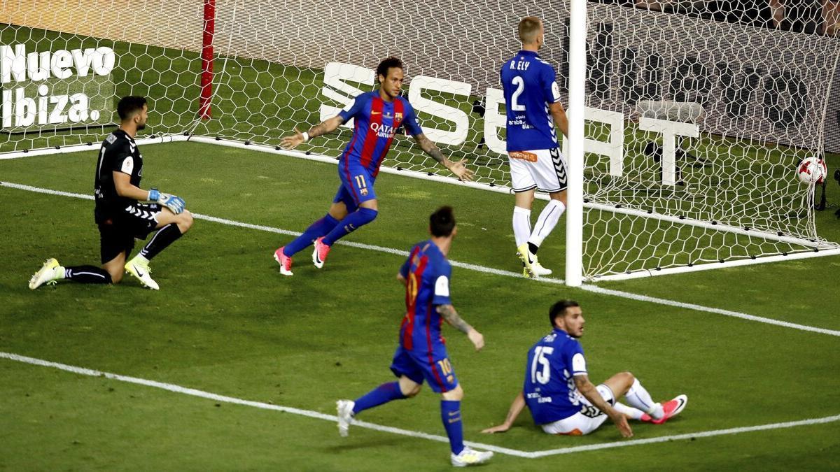 Neymar celebra el gol que supuso el 2-1 en la final de Copa del Rey de 2017 y que debió ser anulado