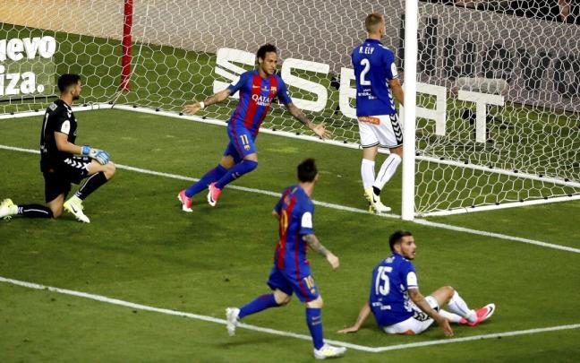 Neymar celebra el gol que supuso el 2-1 en la final de Copa del Rey de 2017 y que debió ser anulado