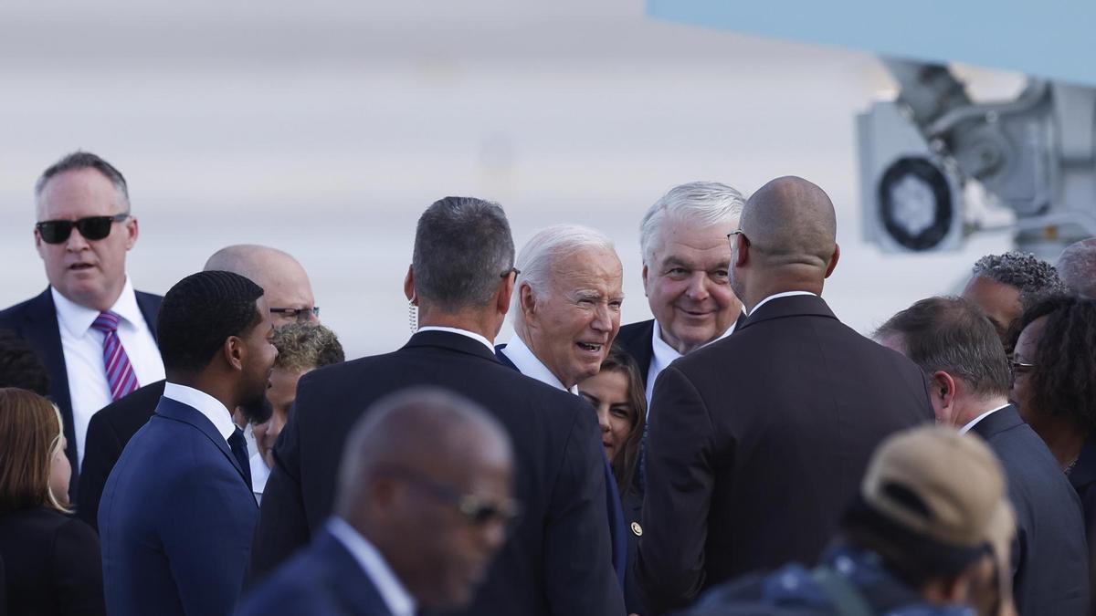 Joe Biden y su equipo llega a Las Vegas para un evento de su campaña electoral.