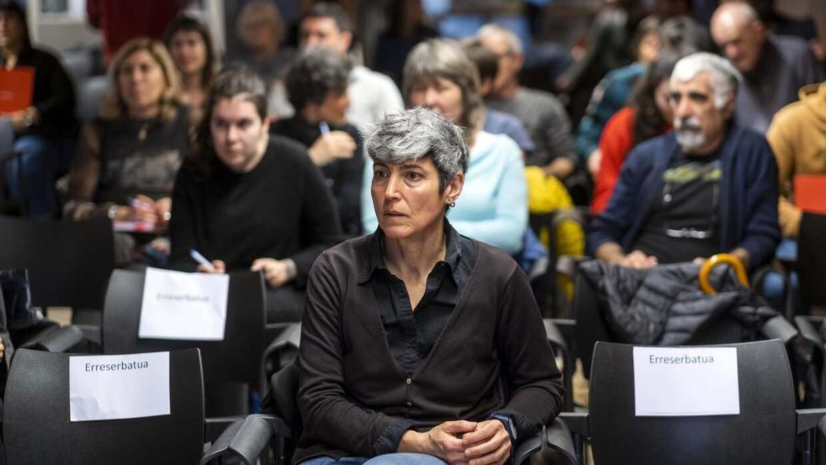 La técnica de Euskarabidea, Paula Kasares, entre el público que ha asistido a la jornada en el Condestable