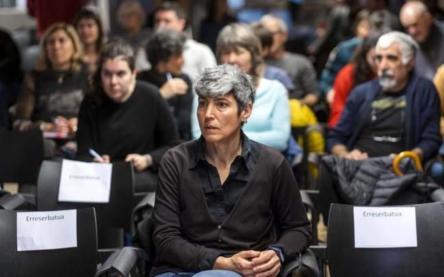 La técnica de Euskarabidea, Paula Kasares, entre el público que ha asistido a la jornada en el Condestable