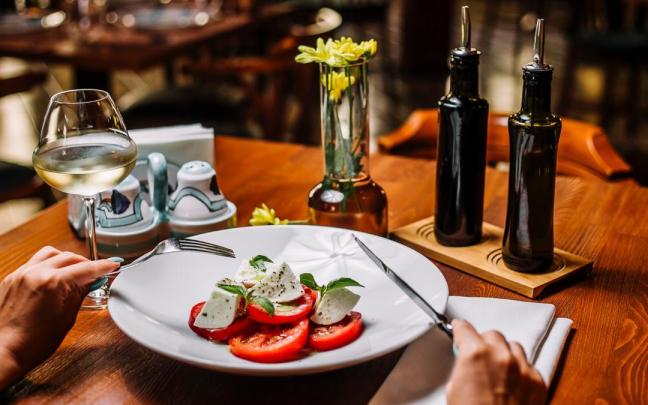 Una persona cena en un restaurante.