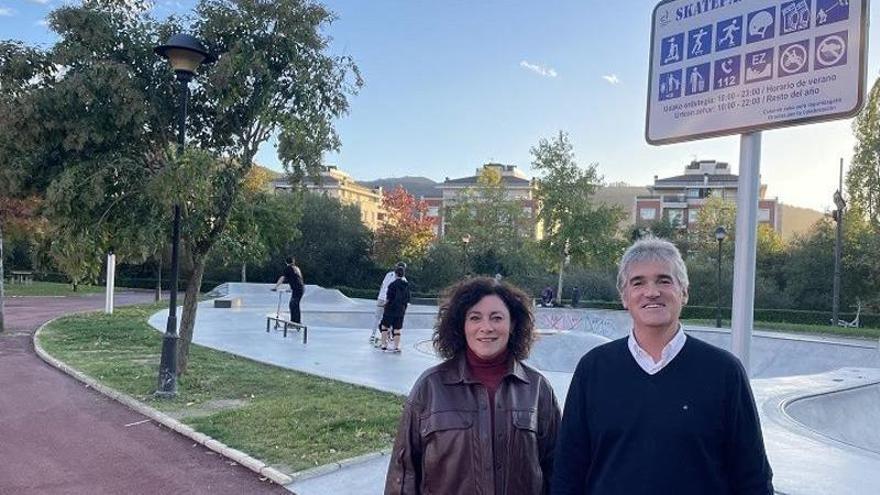 Ainhoa Salterian y Anartz Gandiaga, en el skatepark