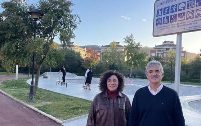 Ainhoa Salterian y Anartz Gandiaga, en el skatepark