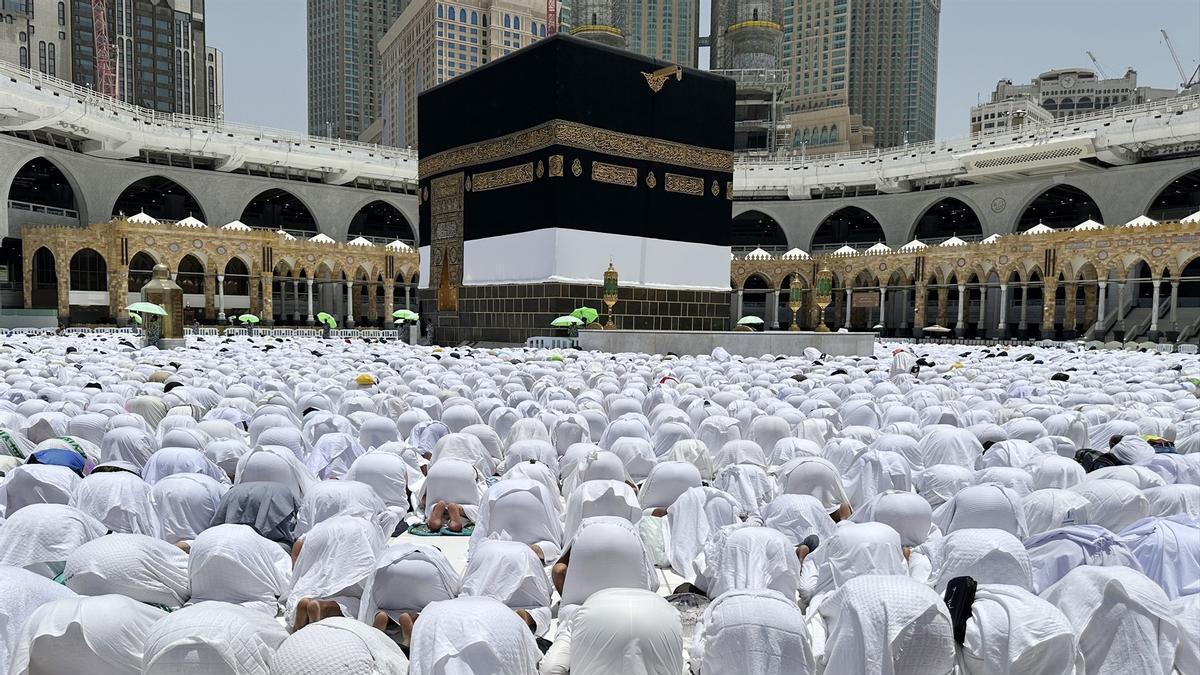 Peregrinos musulmanes rezando alrededor de la Kaaba en La Meca, Arabia Saudí.
