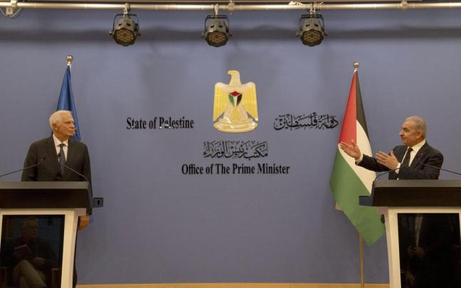 El Alto Representante de la Unión Europea para Política Exterior, Josep Borrell, y el primer ministro palestino, Mohamad Shtayé, en Ramala. El Alto Representante de la Unión Europea para Política Exterior, Josep Borrell, y el primer ministro palestino, Mohamad Shtayé, en Ramala.