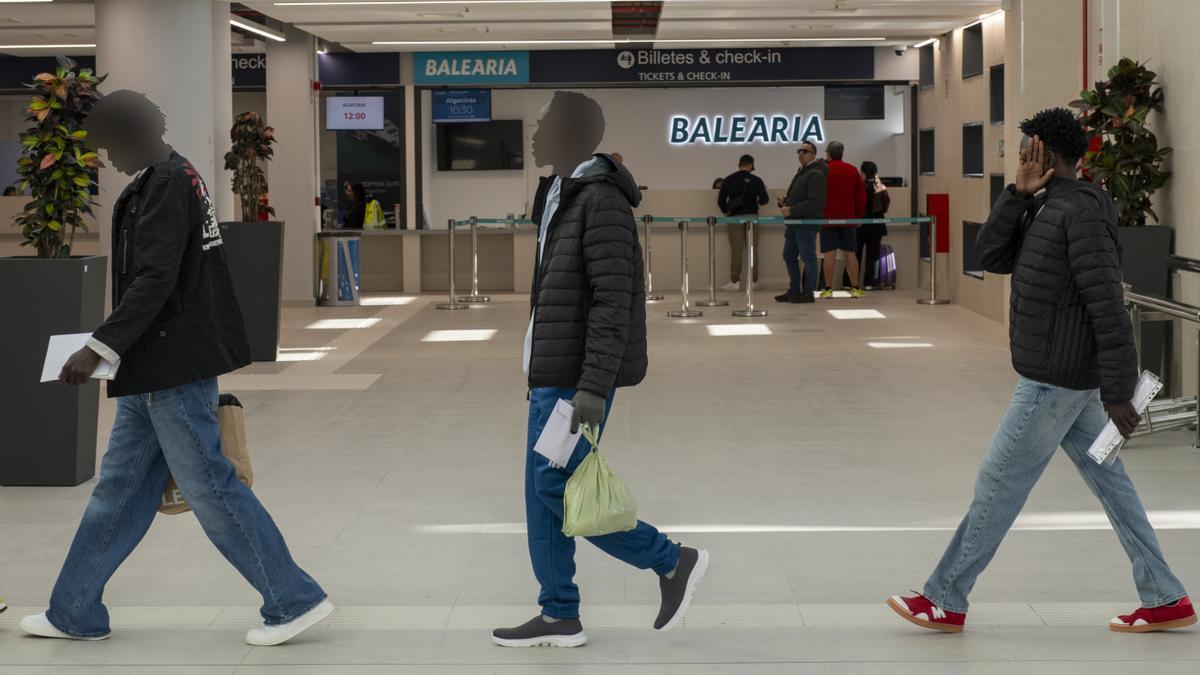 Jóvenes sudaneses a su salida del Centro Temporal de Inmigrantes (CETI) de Ceuta