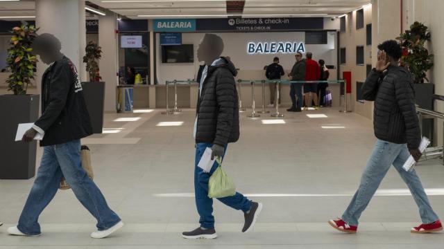 Jóvenes sudaneses a su salida del Centro Temporal de Inmigrantes (CETI) de Ceuta