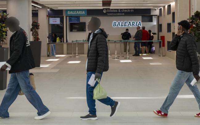 Jóvenes sudaneses a su salida del Centro Temporal de Inmigrantes (CETI) de Ceuta