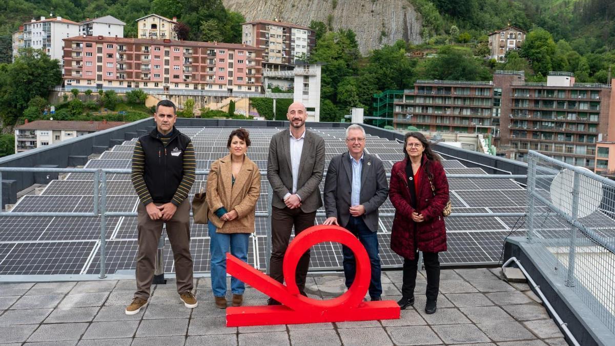 Representantes institucionales y de la Armería Eskola, durante la visita a los paneles fotovoltaicos instalados en la cubierta del centro.