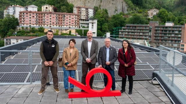 Representantes institucionales y de la Armería Eskola, durante la visita a los paneles fotovoltaicos instalados en la cubierta del centro.