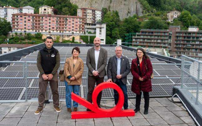 Representantes institucionales y de la Armería Eskola, durante la visita a los paneles fotovoltaicos instalados en la cubierta del centro.