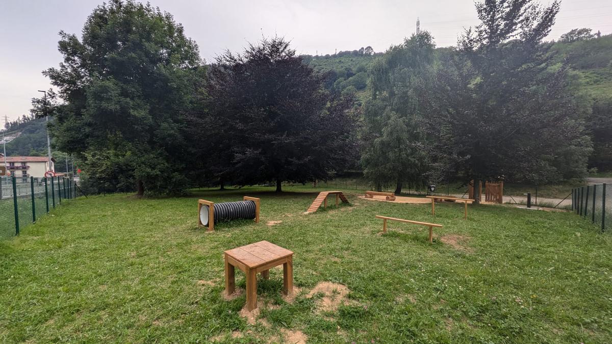 Vista del espacio para el esparcimiento de los perros denominado Urola, equipado con elementos para la práctica del 'agility'.