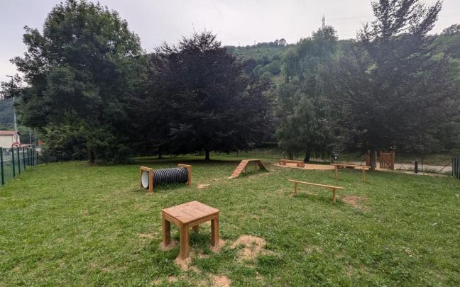 Vista del espacio para el esparcimiento de los perros denominado Urola, equipado con elementos para la práctica del 'agility'.