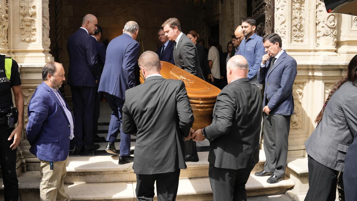 Llegada del féretro de la artista María Jiménez a la Capilla Ardiente instalada en el Ayuntamiento de Sevilla.