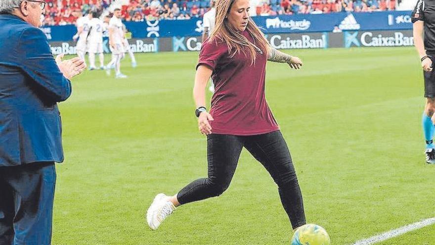 Garde realiza el saque de honor en el partido Osasuna - Getafe, de Primera División de la Liga española.