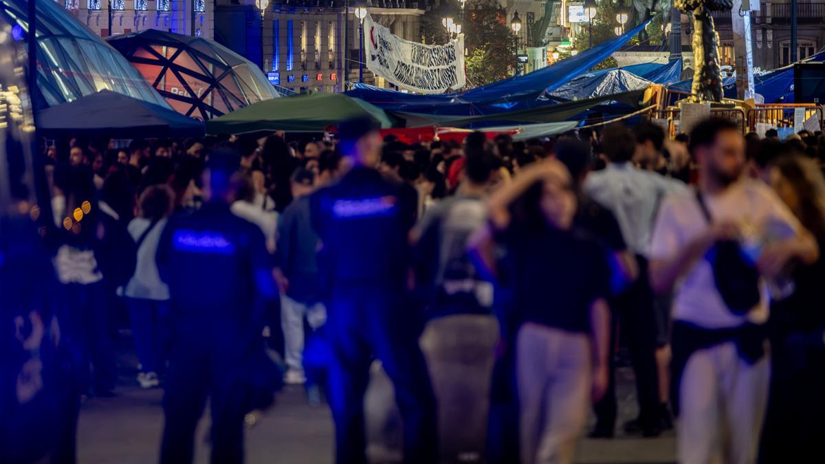 Centenares de personas acampadas, en la Puerta del