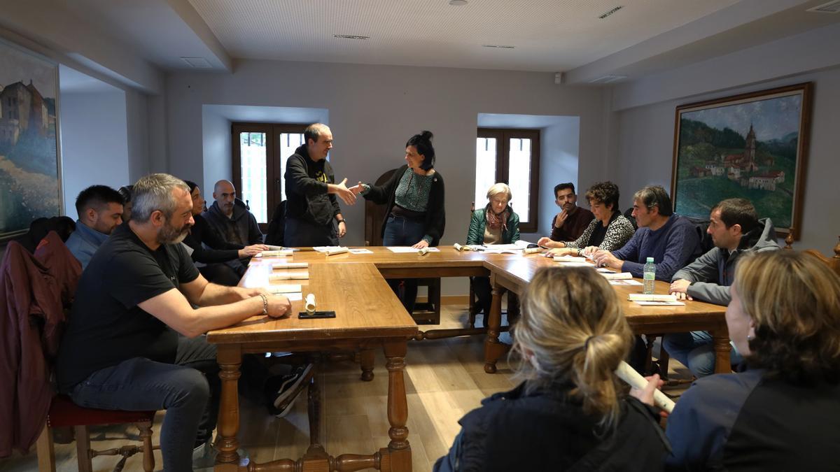 Los alcaldes de Zeanuri y Ubide estrechando sus manos tras firmar el acta el pasado año 2025