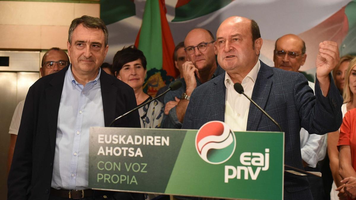 El portavoz del PNV en el Congreso, Aitor Esteban, con el presidente del EBB, Andoni Ortuzar, en la noche electoral