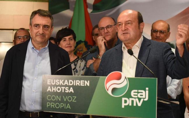 El portavoz del PNV en el Congreso, Aitor Esteban, con el presidente del EBB, Andoni Ortuzar, en la noche electoral
