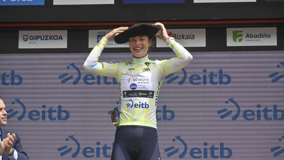 Bredewold, con la txapela de campeona de la Itzulia Women.