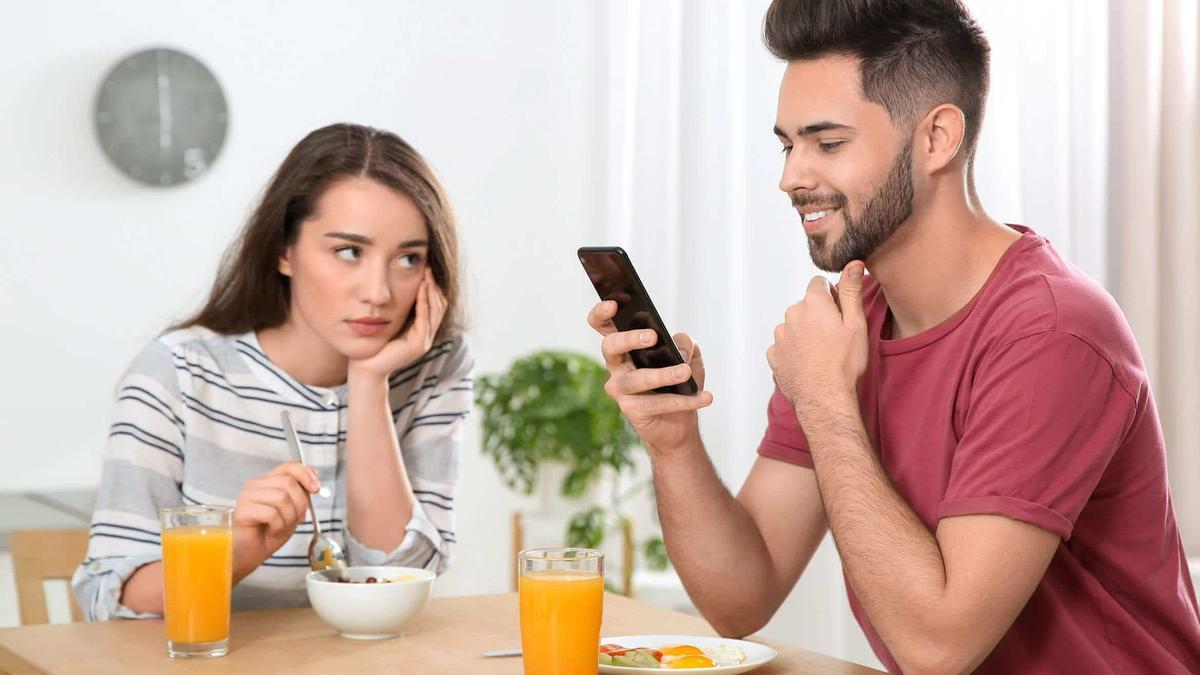 El uso de móviles tiene un impacto en las conversaciones y en las relaciones.