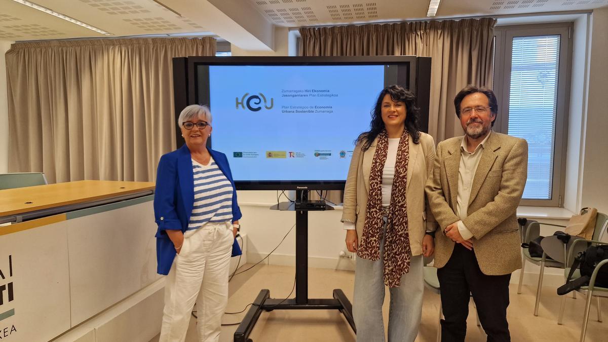 Gómez, Maiza y Artetxe, tras la presentación.