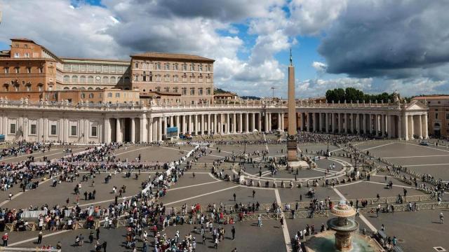 Los fieles se acercan hasta la Plaza de San Pedro al inicio del segundo día del cónclave. / EFE Los fieles se acercan hasta la Plaza de San Pedro al inicio del segundo día del cónclave.