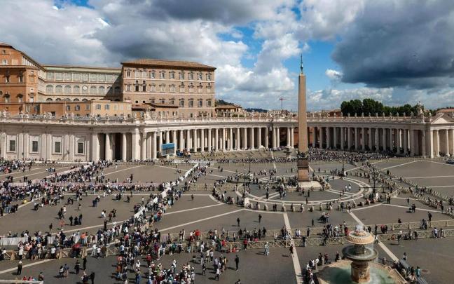 Los fieles se acercan hasta la Plaza de San Pedro al inicio del segundo día del cónclave. / EFE Los fieles se acercan hasta la Plaza de San Pedro al inicio del segundo día del cónclave.