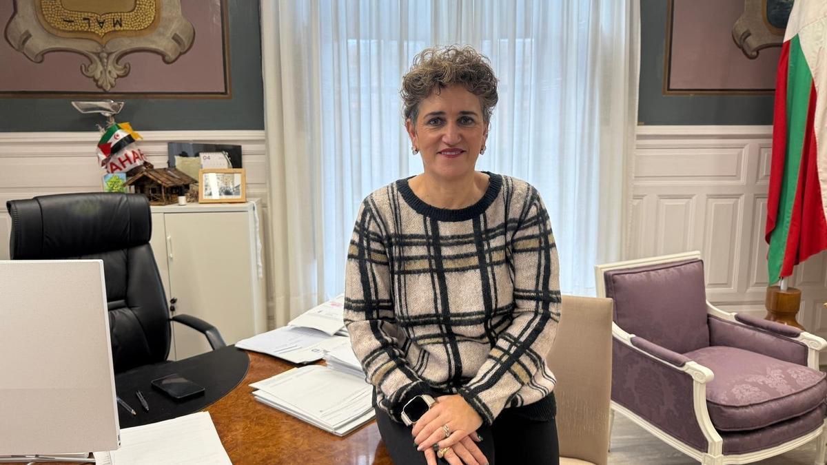 Ana Azkoitia, alcaldesa de Azkoitia, en el despacho de la alcaldía..