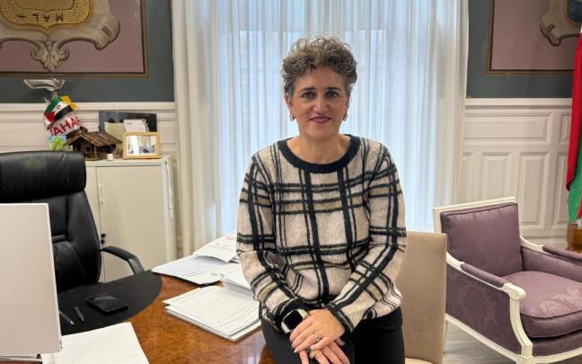 Ana Azkoitia, alcaldesa de Azkoitia, en el despacho de la alcaldía..