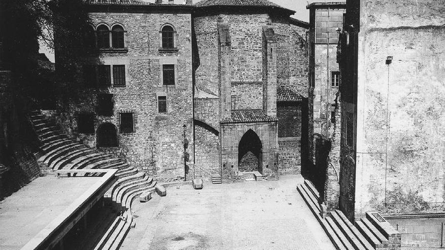 Imagen de archivo de la Plaza de la Trinidad, ubicada en la Parte Vieja de Donostia, es una de la edificaciones diseñadas por el arquitecto Luis Peña Ganchegui