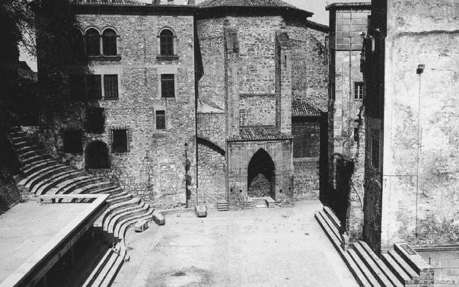 Imagen de archivo de la Plaza de la Trinidad, ubicada en la Parte Vieja de Donostia, es una de la edificaciones dise&ntilde;adas por el arquitecto Luis Pe&ntilde;a Ganchegui