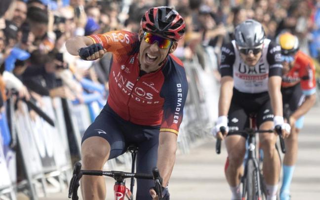 Omar Fraile celebra la victoria de etapa en la Vuelta a Andalucía.
