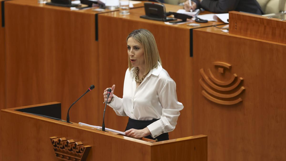 María Guardiola expone su programa de gobierno en su discurso en la Asamblea de Extremadura.