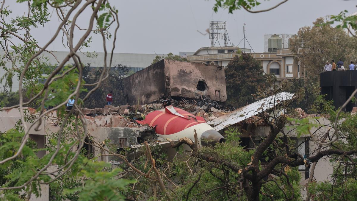 El vuelo AI-171 de Air India, estrellado en una zona residencial de Ahmedabad.