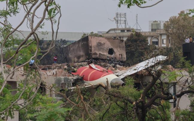 El vuelo AI-171 de Air India, estrellado en una zona residencial de Ahmedabad. / EFE El vuelo AI-171 de Air India, estrellado en una zona residencial de Ahmedabad.