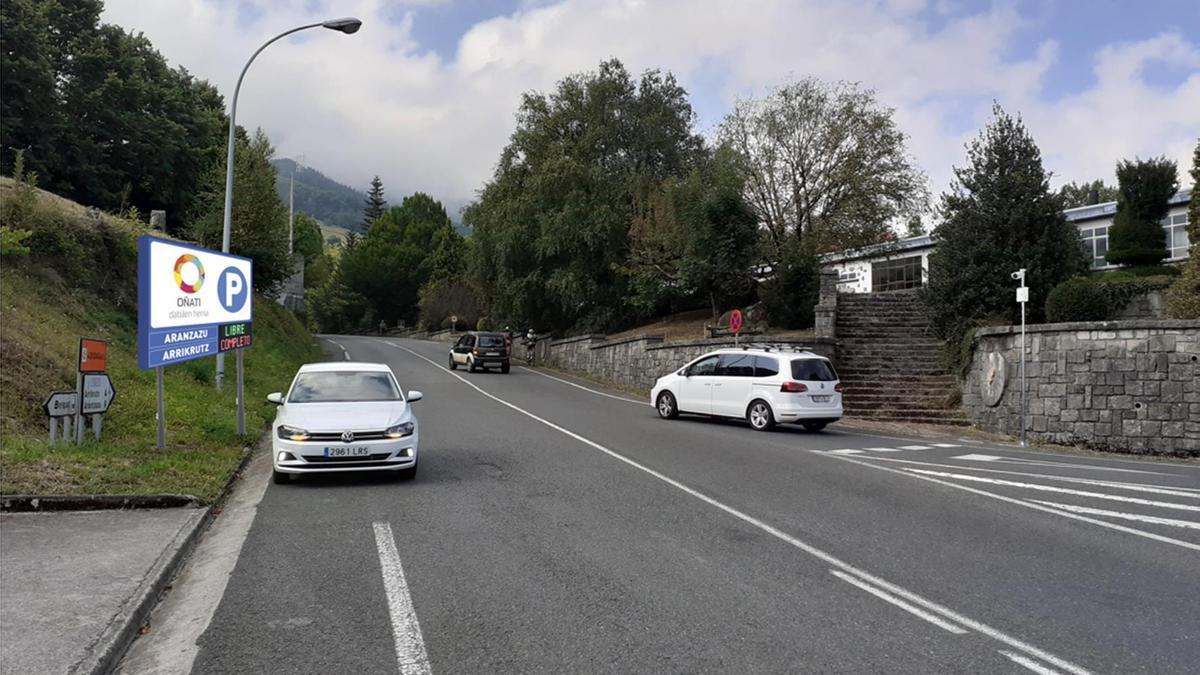 Montaje del panel que, a la altura de Azkoagain, informará sobre si hay o no plazas libres.