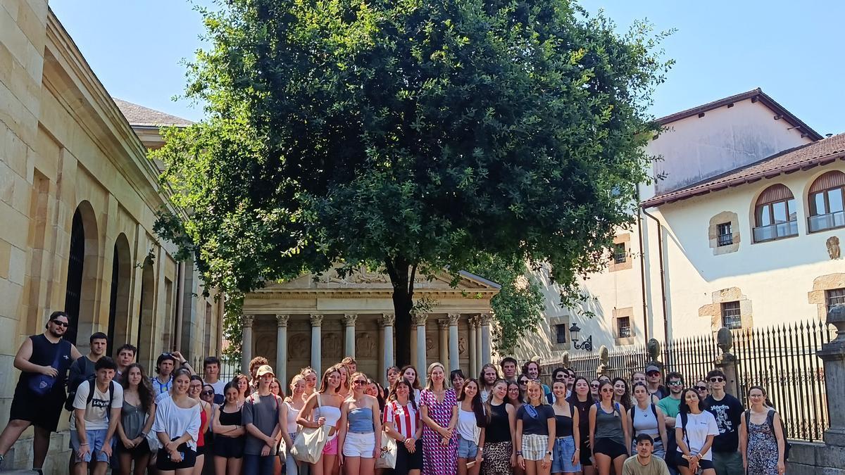 Un grupo de 50 jóvenes vascos de la diáspora han visitado la Casa de Juntas de Gernika.