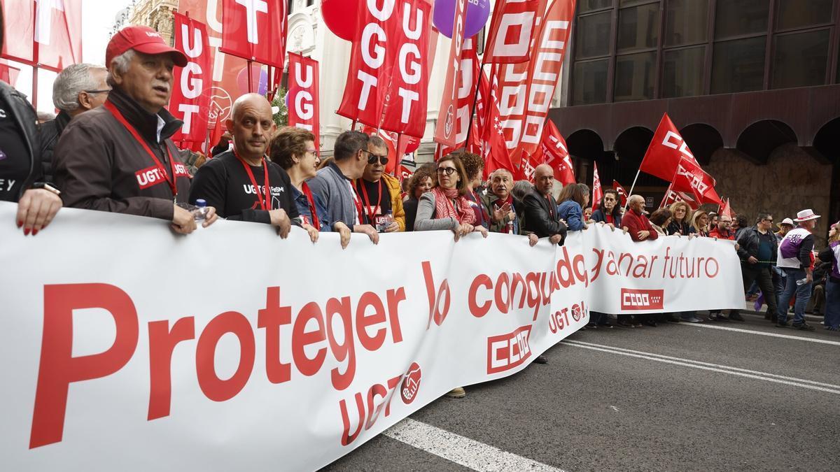 Los secretarios generales de CCOO y UGT, Unai Sordo (i) y Pepe Álvarez (d), participan en la manifestación del Primero de Mayo en Madrid.