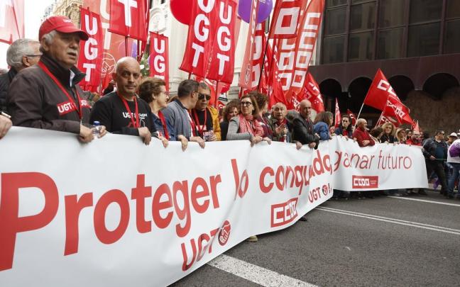 Los secretarios generales de CCOO y UGT, Unai Sordo (i) y Pepe Álvarez (d), participan en la manifestación del Primero de Mayo en Madrid.