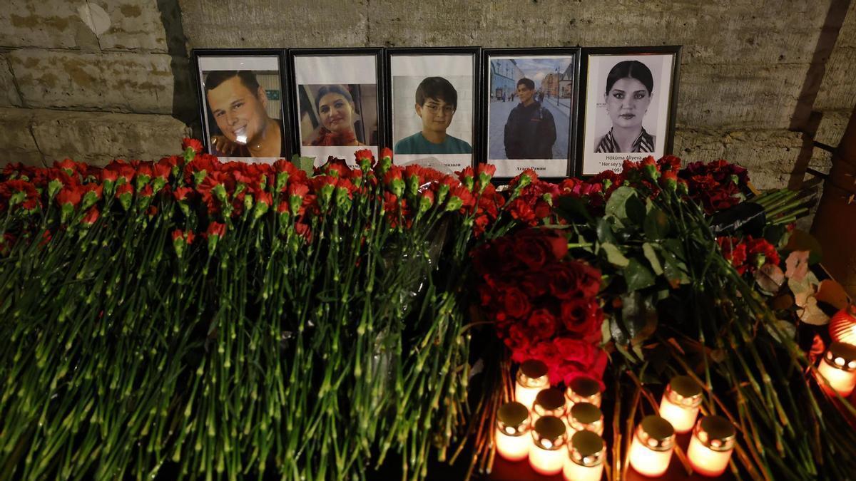 Velas, flores y retratos se colocan en el Consulado de Azerbaiyán en memoria de las víctimas del avión estrellado en Kazajistán.